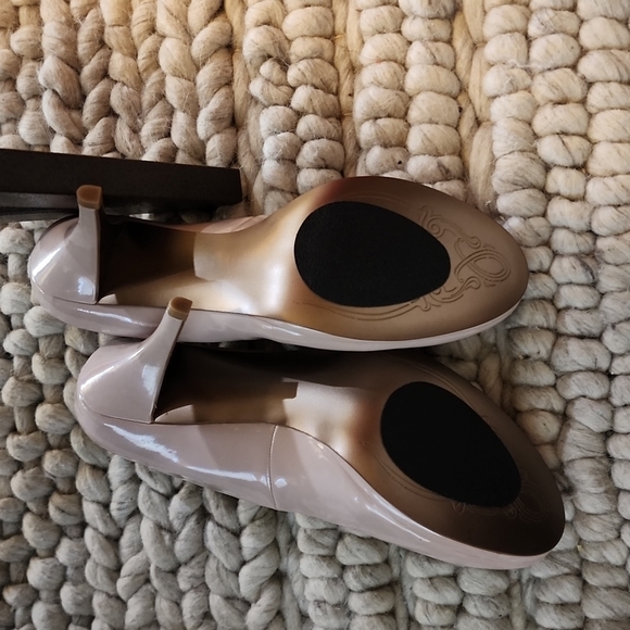 Tan high heels - Picture 3 of 3